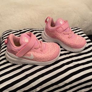 Nike Rival tennis shoe pink 5c
